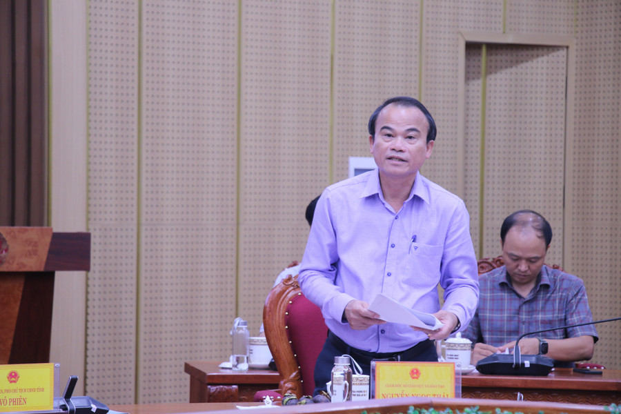 Ông Nguyễn Ngọc Thái - Giám đốc Sở GD&ĐT tỉnh Quảng Ngãi báo cáo tại buổi làm việc. img-2989.jpg