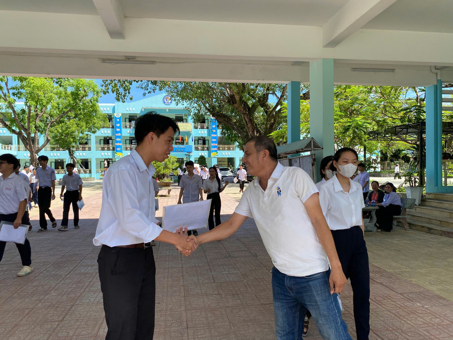 Thầy Chung hỏi han học sinh sau phần thi môn tự chọn. e08e62e26600d15e88112.jpg