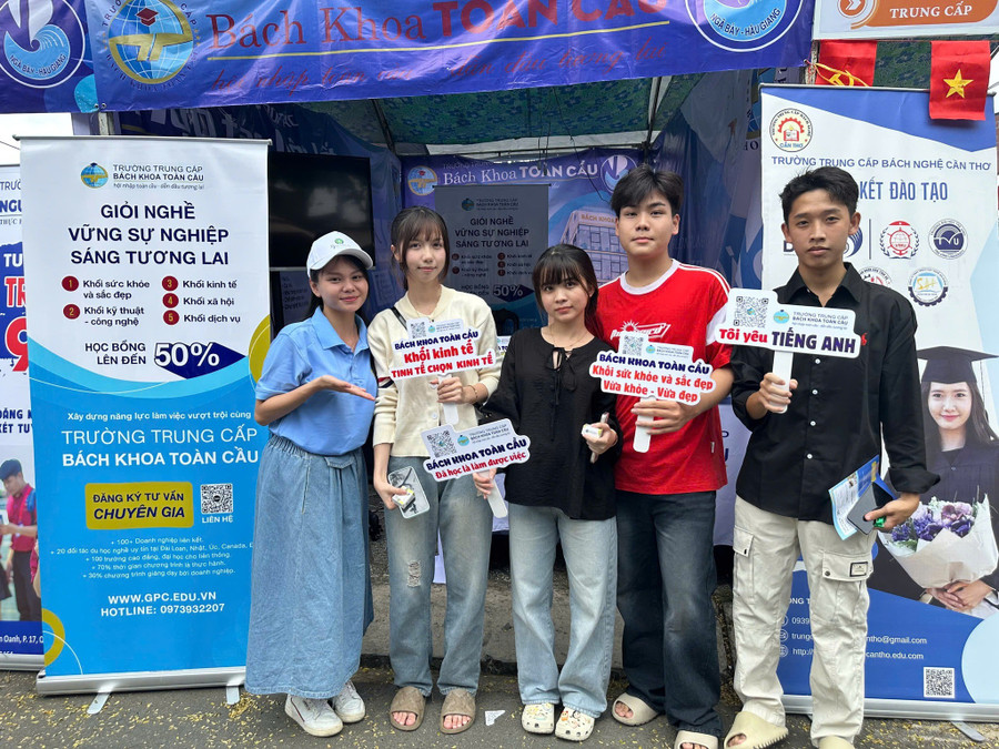 Trường Trung cấp Bách khoa Toàn Cầu tư vấn hướng nghiệp cho học sinh.