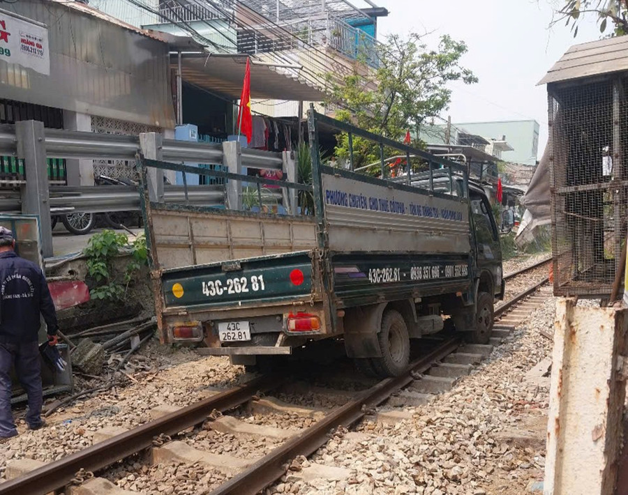Xe tải bị chết máy nằm giữa đường ray.