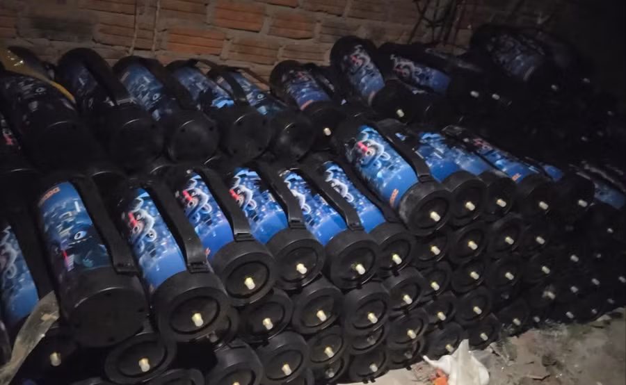 Lực lượng chức năng thu giữ các bình khí cười. (Ảnh: CACC)