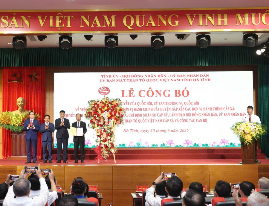 Ông Vũ Hồng Thanh, Ủy viên Trung ương Đảng, Phó Chủ tịch Quốc hội trao Nghị quyết của Ủy ban Thường vụ Quốc hội cho các đại diện Thường trực Tỉnh ủy Hà Tĩnh. 76fd6a0e9a9b2dc5748a.jpg