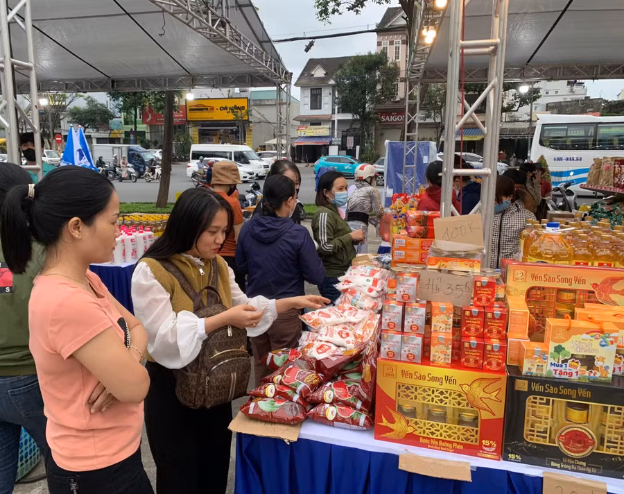 Công nhân, người lao động mua sắm tại Chợ Tết Công đoàn. Ảnh tư liệu