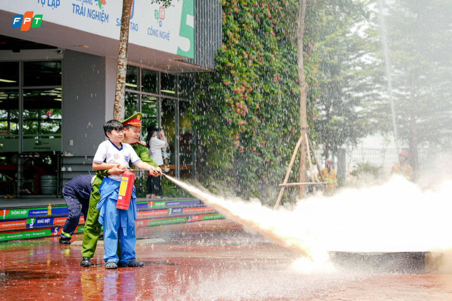 Cảnh sát hướng dẫn cho học sinh sử dụng bình chữa cháy dập lửa. dsc08331.jpg