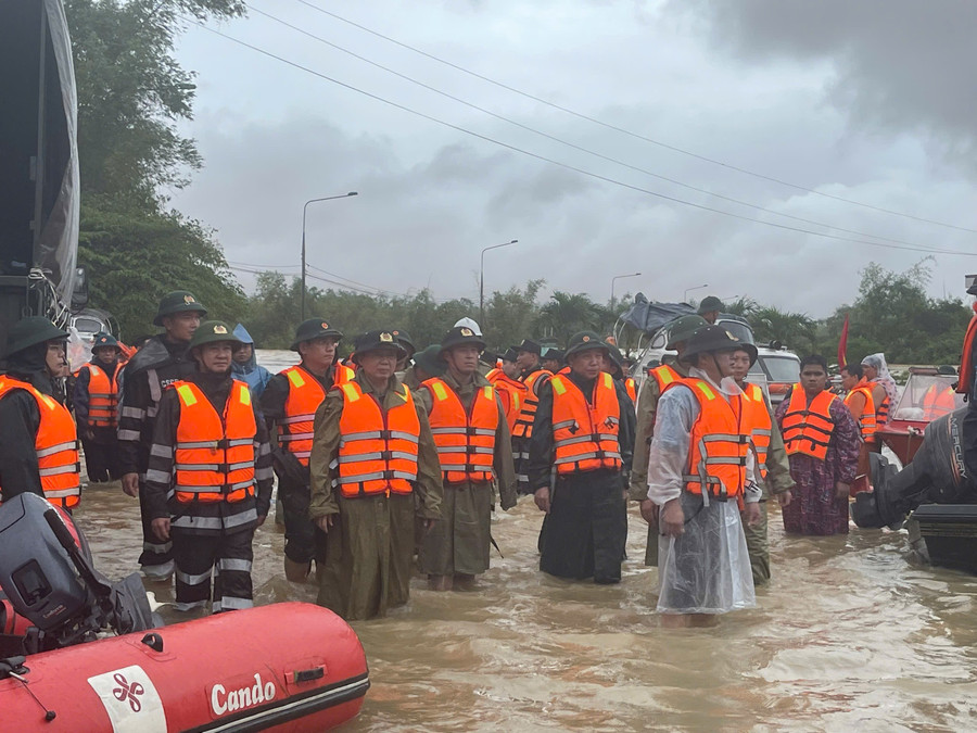 Phó Thủ tướng Trần Hồng Hà kiểm tra công tác ứng phó mưa lũ ở Đà Nẵng.