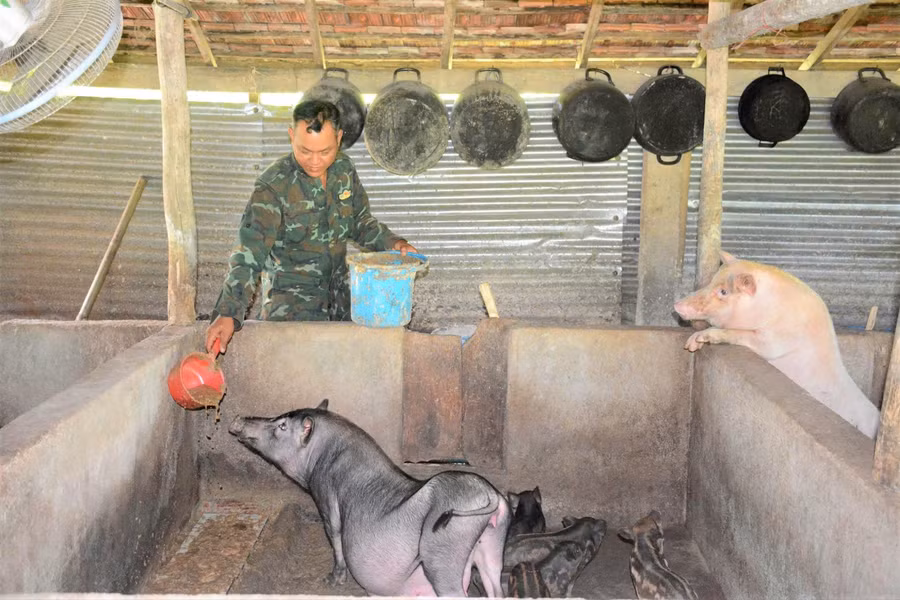 Ông Đinh Văn Tơn (người đồng bào Ca Dong), người tiên phong trong mô hình phát triển kinh tế tổng hợp. Ảnh: Anh Đại