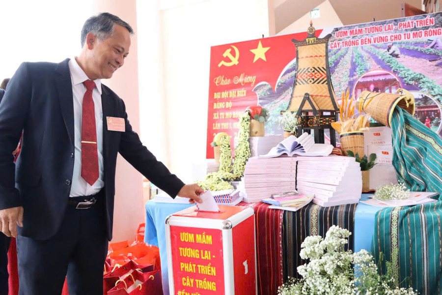 Các đại biểu dự Đại hội Đại biểu Đảng bộ xã Tu Mơ Rông ủng hộ quỹ vì người nghèo. 4b687fb0ecea61b438fb1.jpg