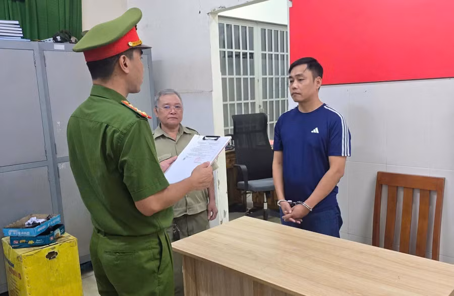 Công an tống đạt lệnh khởi tố và bắt tạm giam đối với Đỗ Thành Nhung. (Ảnh: CACC)