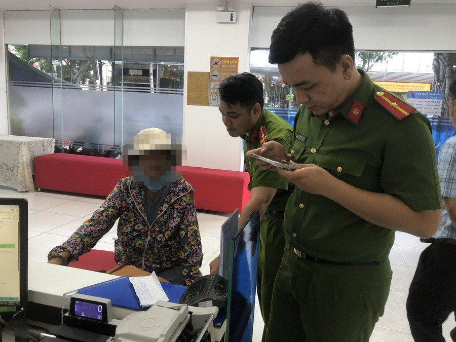 Công an phường Nam Dương có mặt để giải thích động viên cho bà N. Ảnh: Công an