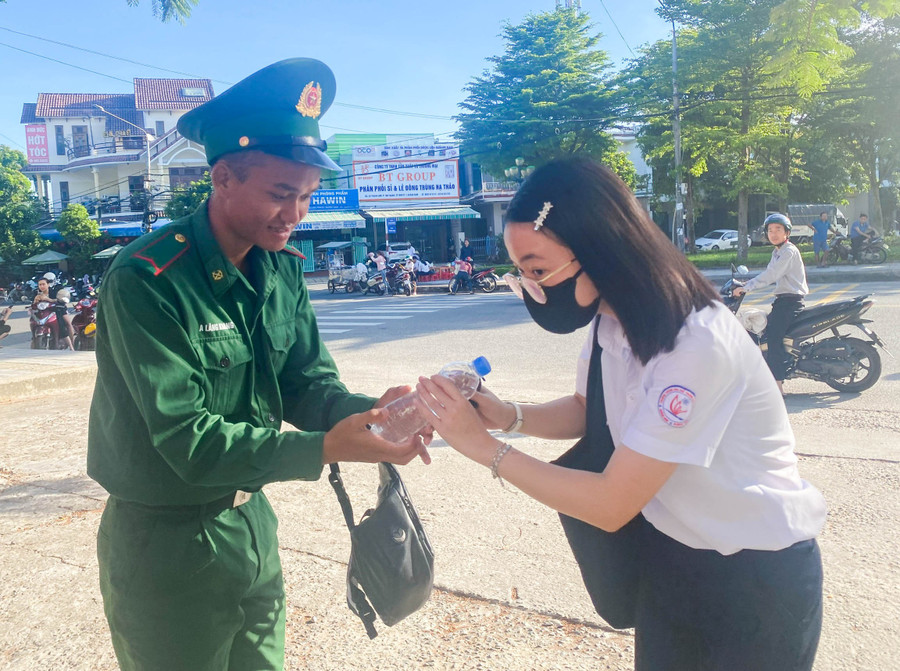 Bộ đội Biên phòng tỉnh Quảng Nam hỗ trợ nước cho thí sinh. 574090a46477d3298a66.jpg
