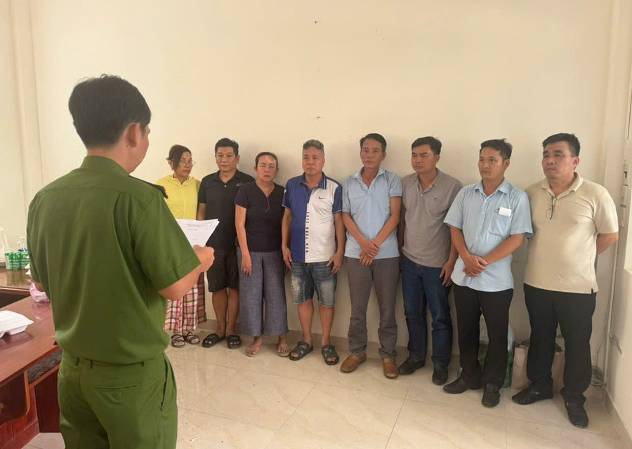 Công an triệt phá tụ điểm cờ bạc hoạt động ở gara ô tô Hồng Hải. Ảnh: CACC