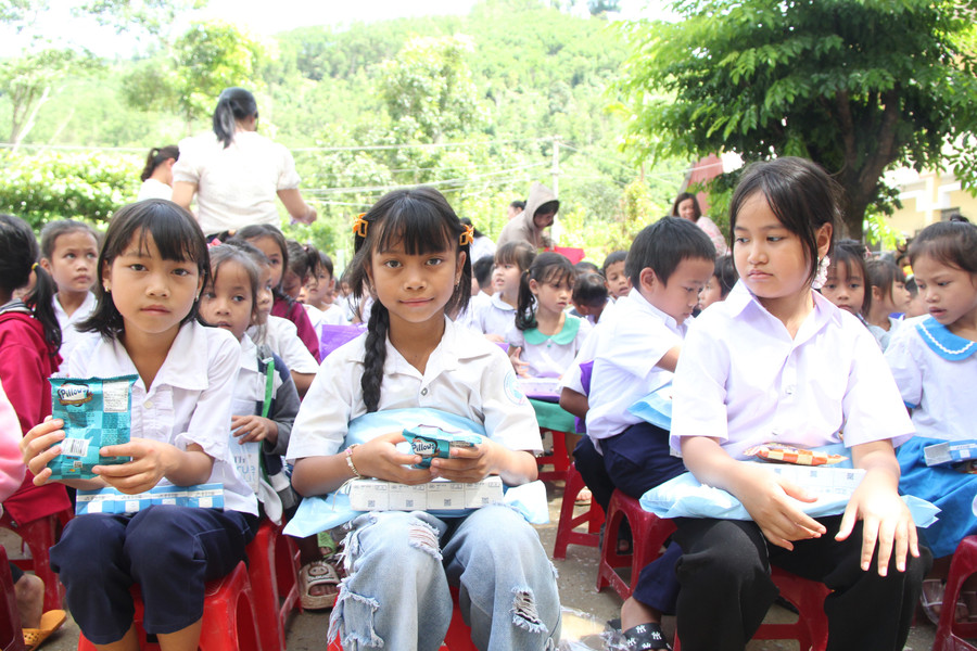 Học sinh vui mừng khi được nhận quà. img-0780.jpg