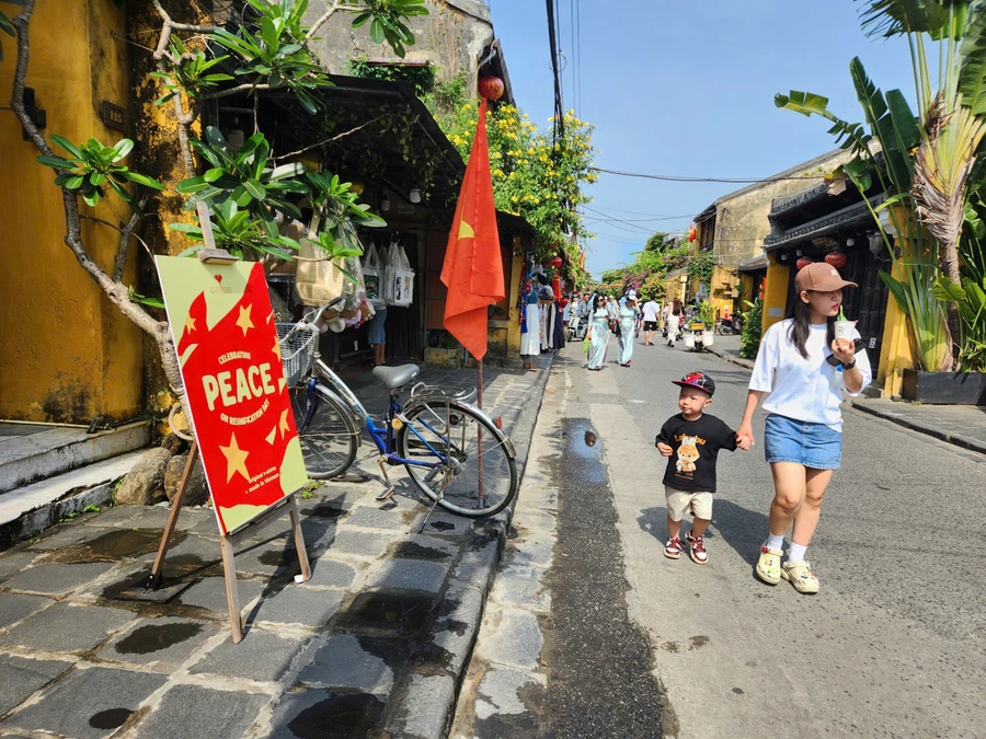 Du khách tham quan phố cổ Hội An. 