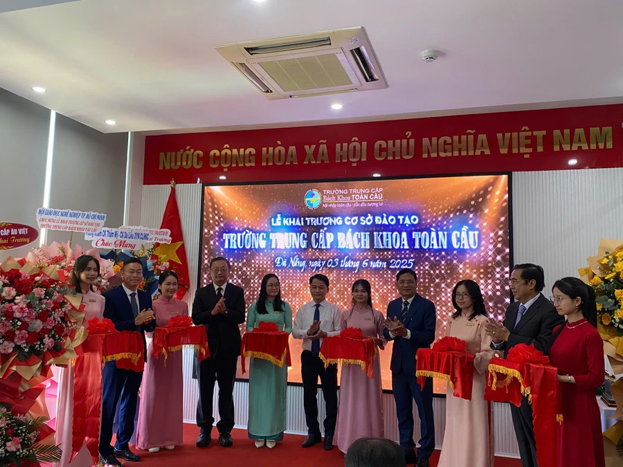 Nghi thức cắt băng khai trương cơ sở đào tạo Trường Trung cấp Bách khoa Toàn Cầu tại Đà Nẵng.
