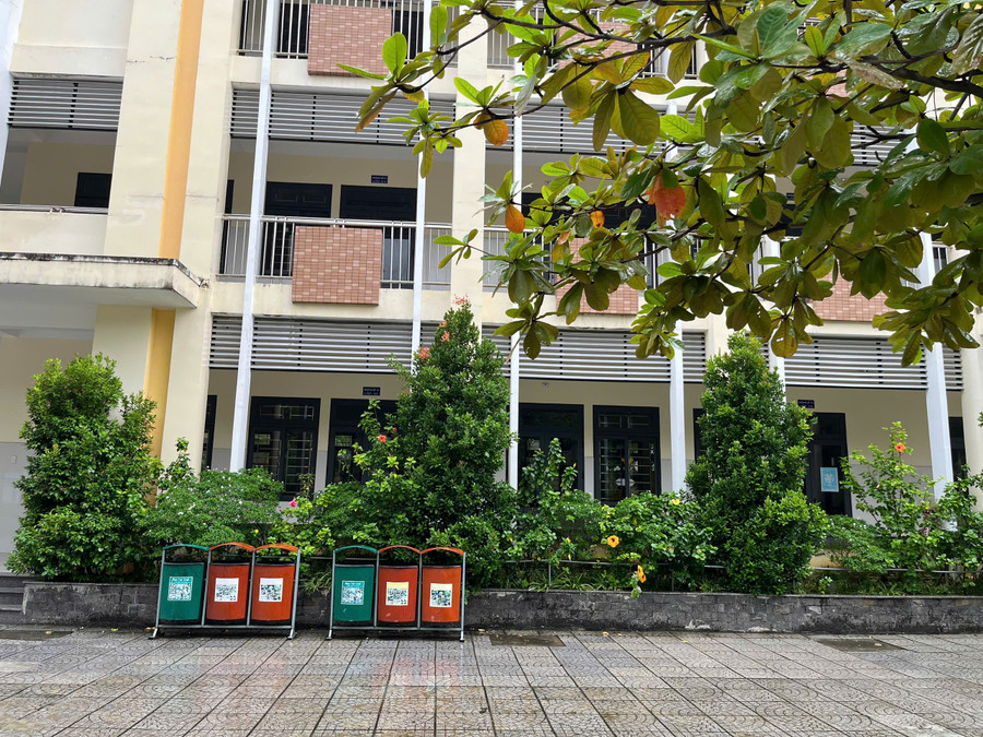 Những phòng học Trường Tiểu học Võ Thị Sáu được trưng dụng để làm chỗ cho người dân tránh trú bão, lũ. 711594989414382178.jpg