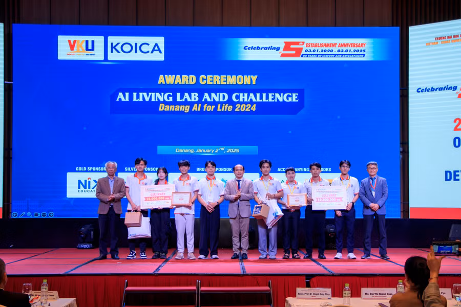 Ban tổ chức trao giải cho các đội tại cuộc thi "Trí tuệ nhân tạo và Ứng dụng Danang AI for Life 2024".