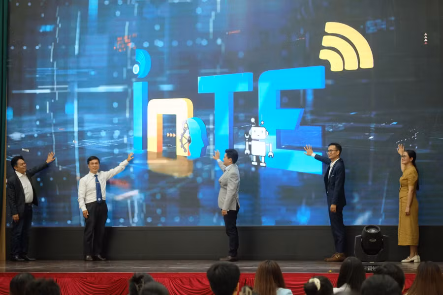 Thực hiện nghi thức phát động cuộc thi.