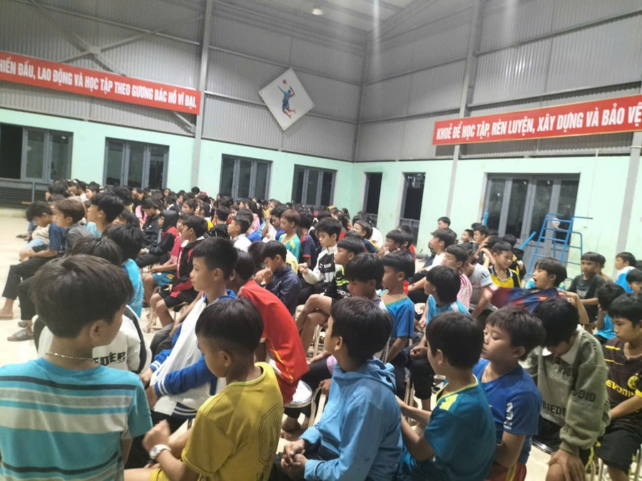 Học sinh tập trung tại nhà đa năng để giáo viên điểm danh, dặn dò. 7aa679d6df14554a0c05.jpg