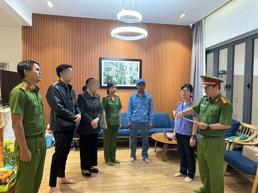 Công an tống đạt quyết định khởi tố vụ án, khởi tố bị can và ra Lệnh bắt tạm giam 4 tháng đối với bị can Huỳnh Thị Thanh H. (Ảnh: CACC)