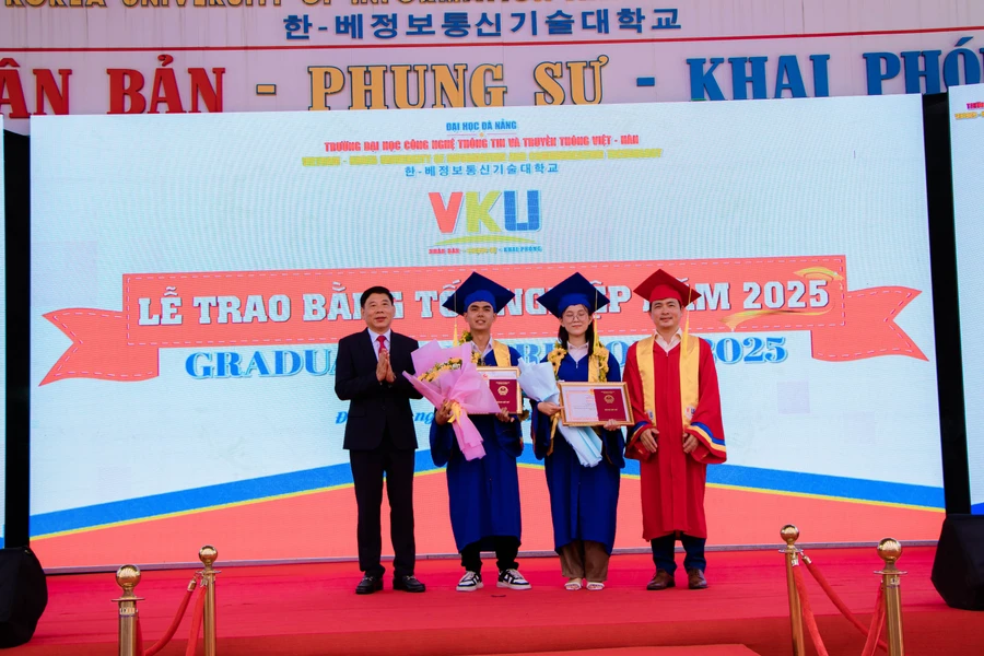 Sinh viên Thủ khoa ngành Công nghệ thông tin và sinh viên Thủ khoa ngành Công nghệ Kỹ thuật máy tính được vinh danh và trao giấy khen của Giám đốc Đại học Đà Nẵng.