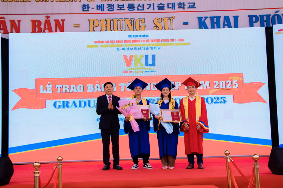 Sinh viên Thủ khoa ngành Công nghệ thông tin và sinh viên Thủ khoa ngành Công nghệ Kỹ thuật máy tính được vinh danh và trao giấy khen của Giám đốc Đại học Đà Nẵng.