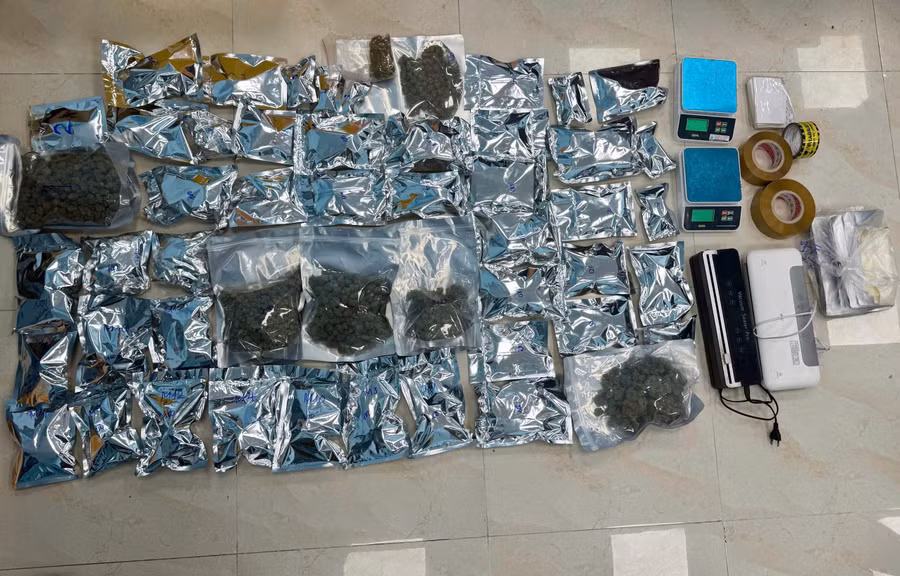 Tang vật thu giữ khoảng 20kg thảo mộc khô nghi là ma túy loại cần sa. Ảnh: Công an cung cấp