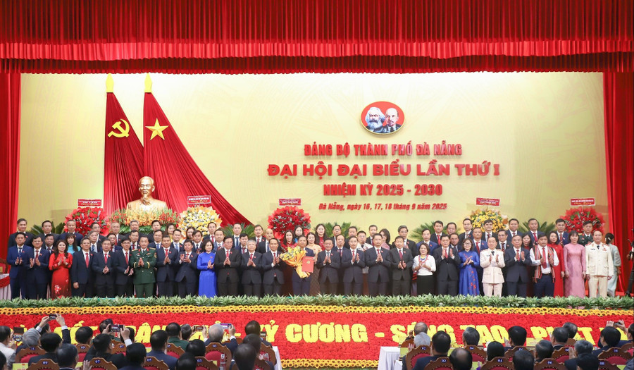 Ban Chấp hành Đảng bộ TP Đà Nẵng khóa I, nhiệm kỳ 2025 - 2030 ra mắt tại Đại hội. (Ảnh: ĐN) ra-mat-17.jpg