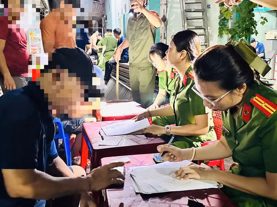 Công an phường Hòa Cường (Đà Nẵng) tổ chức test ma túy với các tiểu thương tại chợ đầu mối Hòa Cường.
