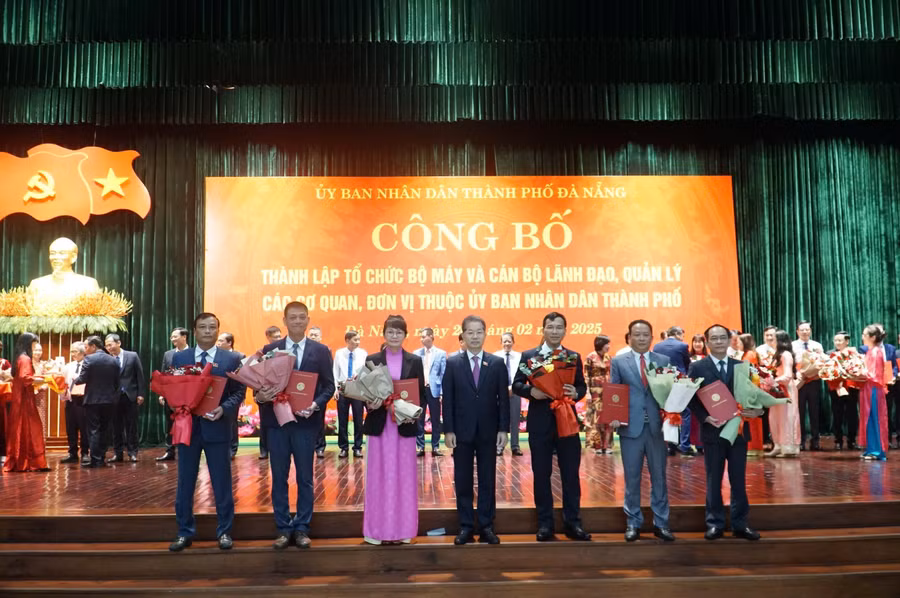 Ông Nguyễn Văn Quảng, Bí thư Thành ủy Đà Nẵng trao quyết định bổ nhiệm cho các cán bộ sau khi hợp nhất các đơn vị. 