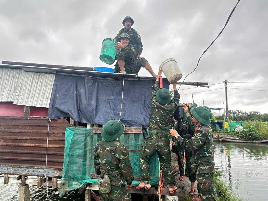 Cán bộ chiến sĩ Sư đoàn 2 (Quân khu 5) khẩn trương gia cố chằng chống nhà cửa cho dân.
