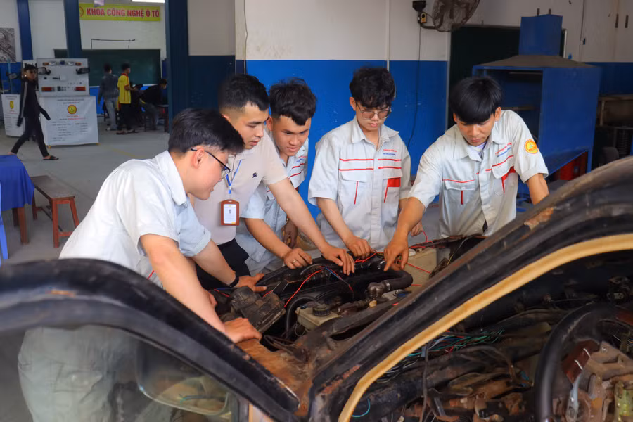 Sinh viên Trường Cao đẳng Đại Việt Đà Nẵng trong giờ thực hành. 