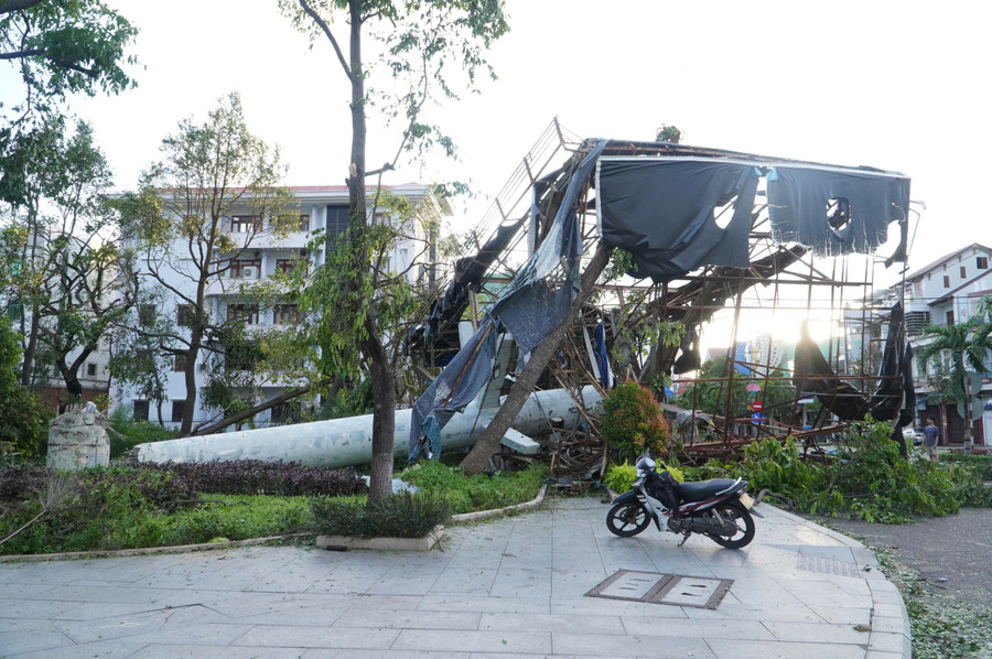 Cây cối, bảng quảng cáo bị ngã đổ do bão số 13.