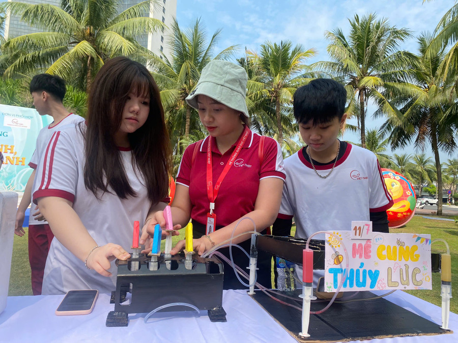 Các mô hình học tập được chế từ rác thải nhựa. 