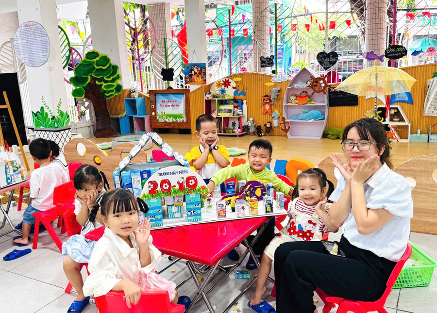 Cô giáo và trẻ Trường Mầm non 20-10 (Đà Nẵng). 