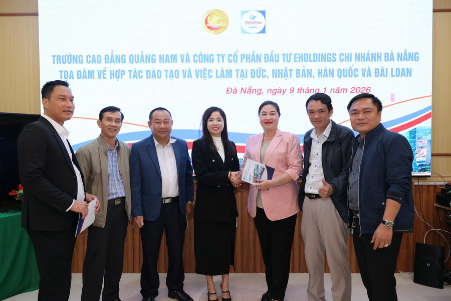 Đại diện Trường Cao đẳng Quảng Nam và Công ty Cổ phần Đầu tư Eholdings – Chi nhánh Đà Nẵng ký thỏa thuận hợp tác trong các lĩnh vực.