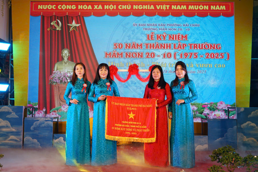 Thừa ủy quyền UBND TP Đà Nẵng, bà Lê Thị Bích Thuận (thứ 2 từ phải sang) - Giám đốc Sở GD&ĐT Đà Nẵng trao tặng cờ Kỷ niệm 50 năm thành lập Trường Mầm non 20-10. a3d16668ea5867063e49.jpg