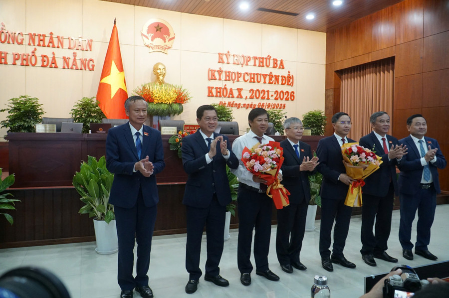 Chủ tịch và các Phó Chủ tịch HĐND TP Đà Nẵng tặng hoa chúc mừng ông Phạm Đức Ấn (thứ ba, từ bên phải qua) và ông Lương Nguyễn Minh Triết (thứ ba, từ bên trái qua). 367faa916d4fe611bf5e.jpg