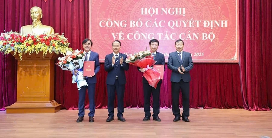 Ông Bùi Hồng Trung (thứ 2, phải qua) giữ chức Bí thư Huyện ủy Hòa Vang nhiệm kỳ 2020 - 2025.