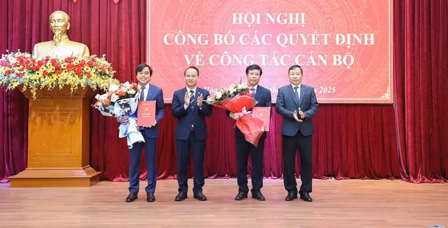 Ông Bùi Hồng Trung (thứ 2, phải qua) giữ chức Bí thư Huyện ủy Hòa Vang nhiệm kỳ 2020 - 2025.