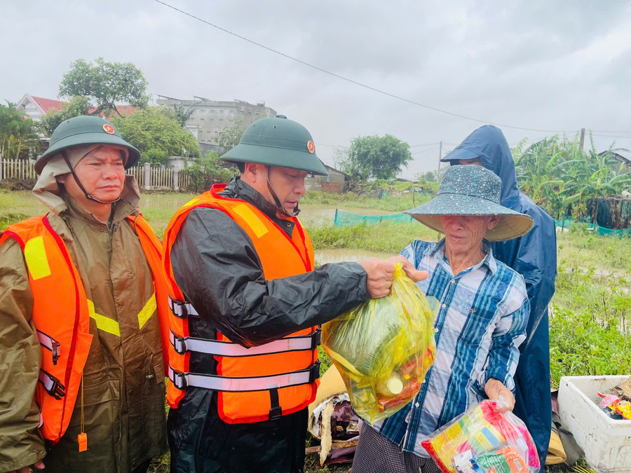 Thượng tướng Trương Thiên Tô, Phó Chủ nhiệm Tổng cục Chính trị Quân đội nhân dân Việt Nam trao hỗ trợ nhu yếu phẩm cho nhân dân vùng lũ. 