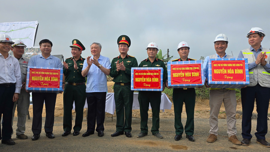 Ủy viên Bộ Chính trị, Phó Thủ tướng Thường trực Nguyễn Hòa Bình tặng quà cho các đơn vị thi công dự án. b9ce64cfe321527f0b30.jpg