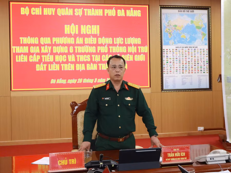 Đại tá Trần Hữu Ích, Chỉ huy Trưởng Bộ Chỉ huy Quân sự thành phố Đà Nẵng chủ trì hội nghị. 