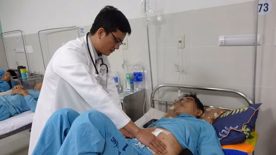 Các bác sĩ thăm khám ông T. sau khi phẫu thuật. 