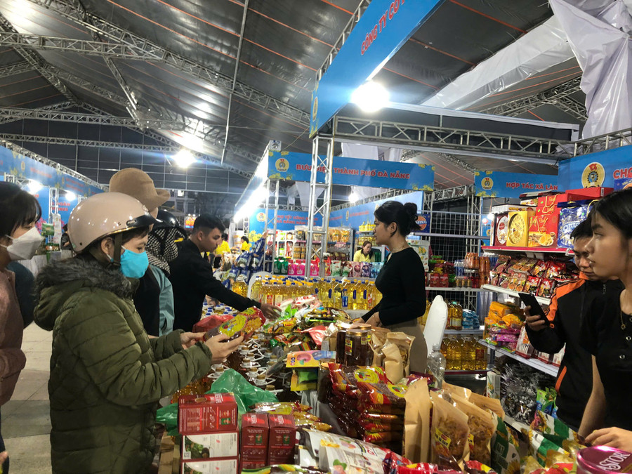 Công nhân, người lao động ở Đà Nẵng mua sắm ưu đãi tại Chợ Tết Công đoàn. 