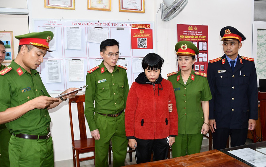 Công an tống đạt quyết định khởi tố bị can và bắt tạm giam đối với Tô Thị Ty Na. (Ảnh: CACC)