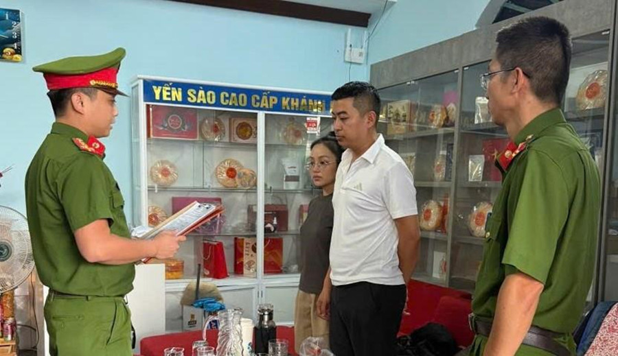 Công an thực hiện lệnh bắt đối với vợ chồng Trần Quang Trà. Ảnh: CACC 11-8anhtq2.jpg