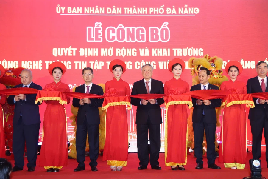 Thực hiện nghi thức cắt băng khai trương.