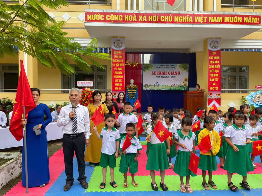 Thầy cô và nhà trường luôn đồng hành, chăm lo để các em có một năm học mới đầy khí thế và đạt kết quả tốt nhất 7aaaa080eeb365ed3ca2.jpg