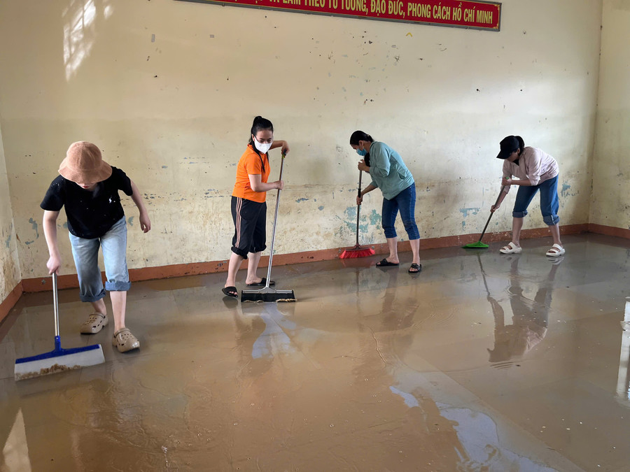 Thầy, cô giáo Trường THPT Ông Ích Khiêm dọn trường lớp sau lũ. ee2dce5619ef94b1cdfe193.jpg