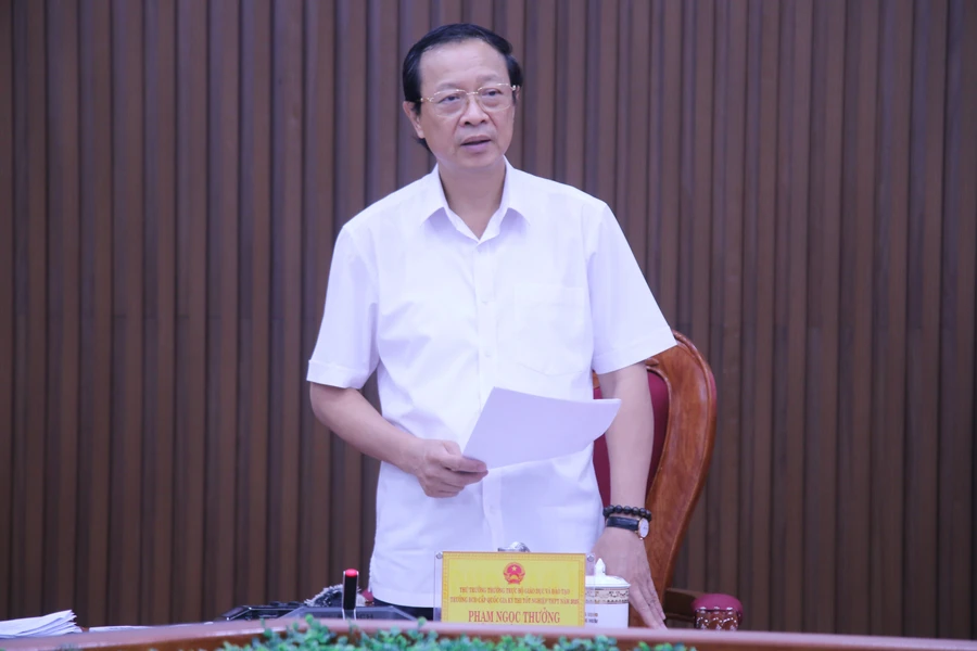 Thứ trưởng Bộ GD&ĐT Phạm Ngọc Thưởng và Đoàn kiểm tra làm việc với Ban chỉ đạo Kỳ thi tốt nghiệp THPT 2025 của tỉnh Quảng Ngãi.